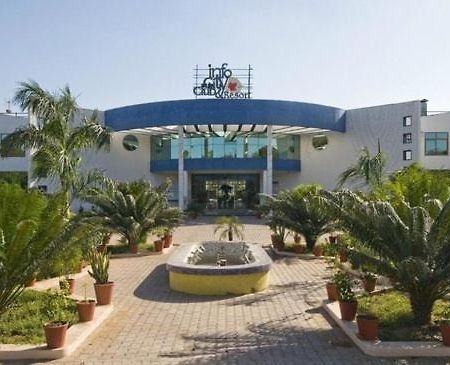 Infocity Club And Resort Gandhinagar Buitenkant foto