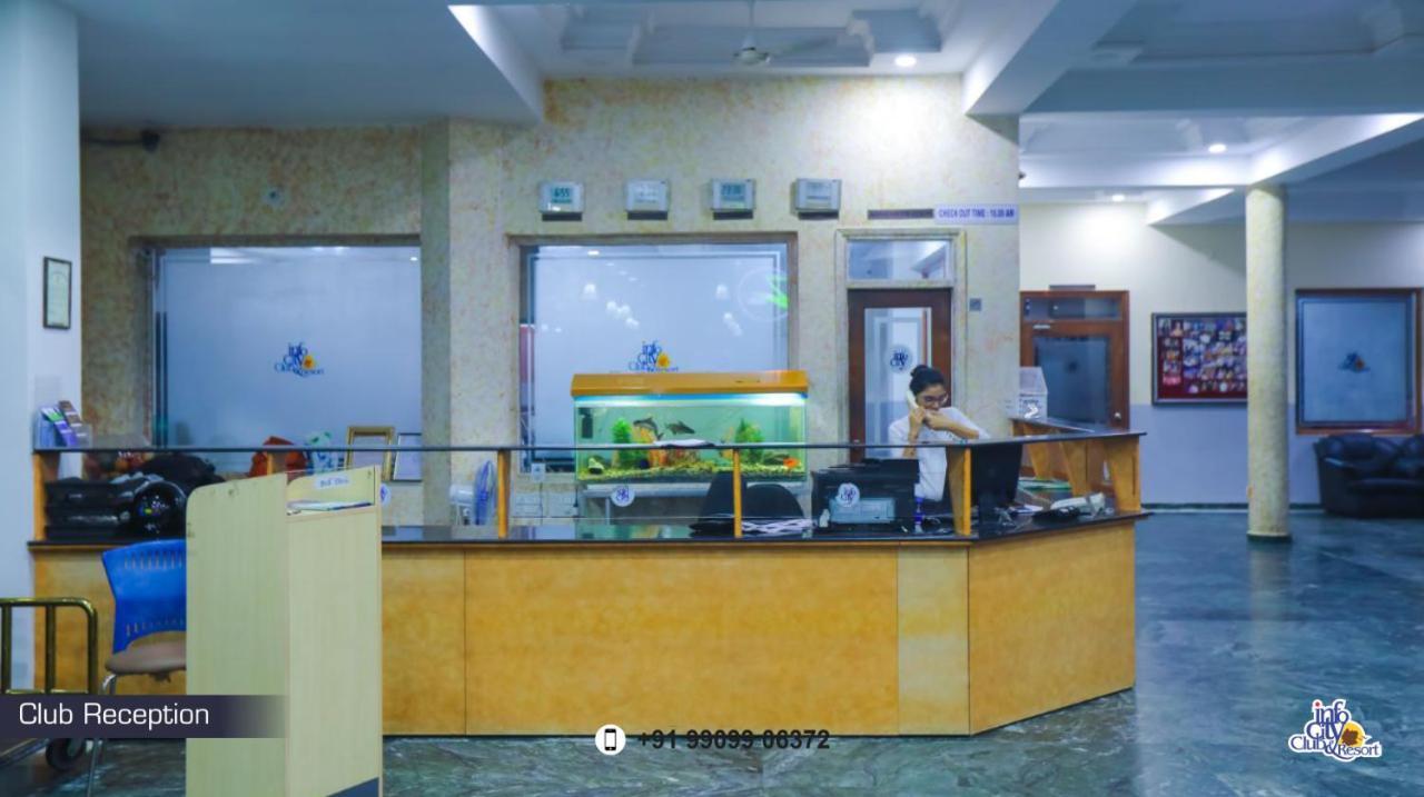 Infocity Club And Resort Gandhinagar Buitenkant foto