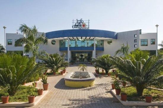Infocity Club And Resort Gandhinagar Buitenkant foto