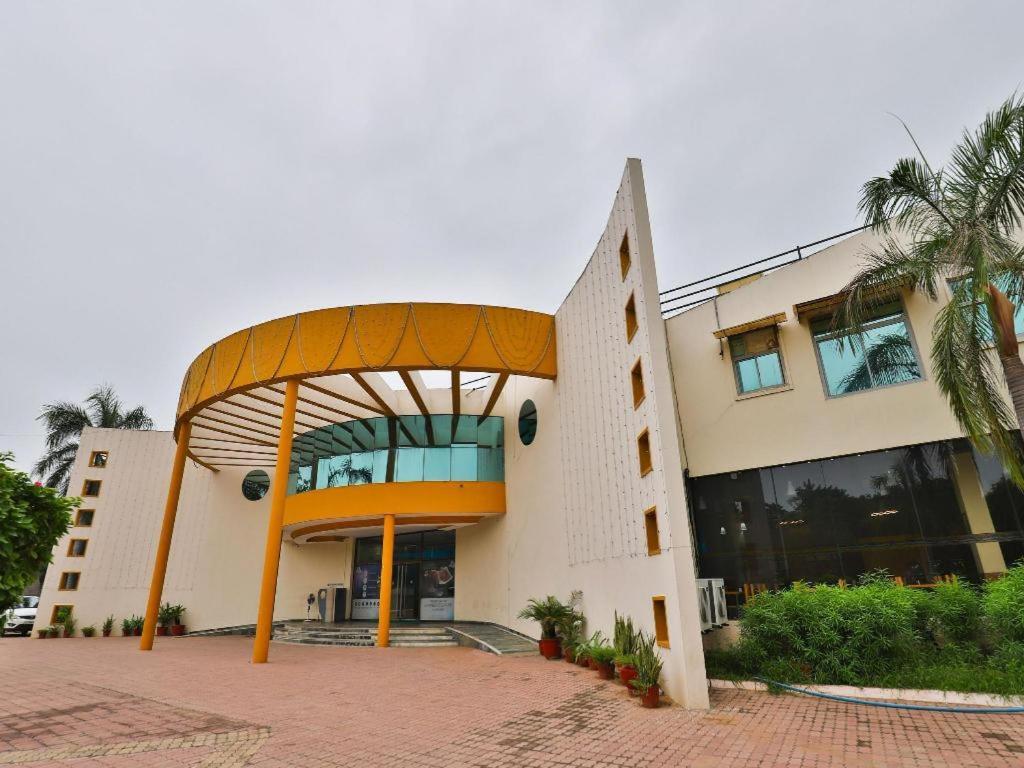 Infocity Club And Resort Gandhinagar Buitenkant foto