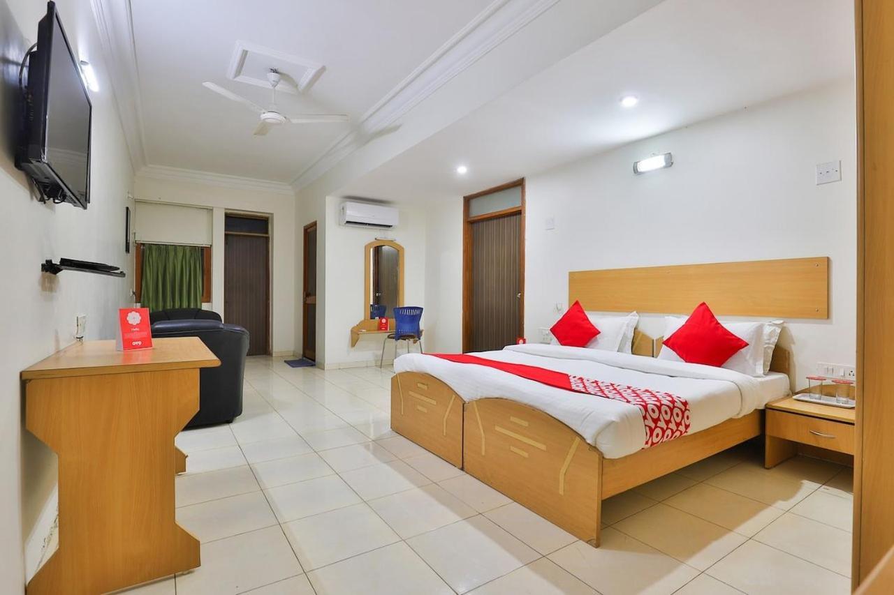 Infocity Club And Resort Gandhinagar Buitenkant foto