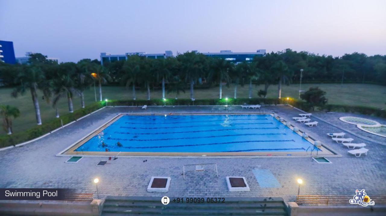Infocity Club And Resort Gandhinagar Buitenkant foto