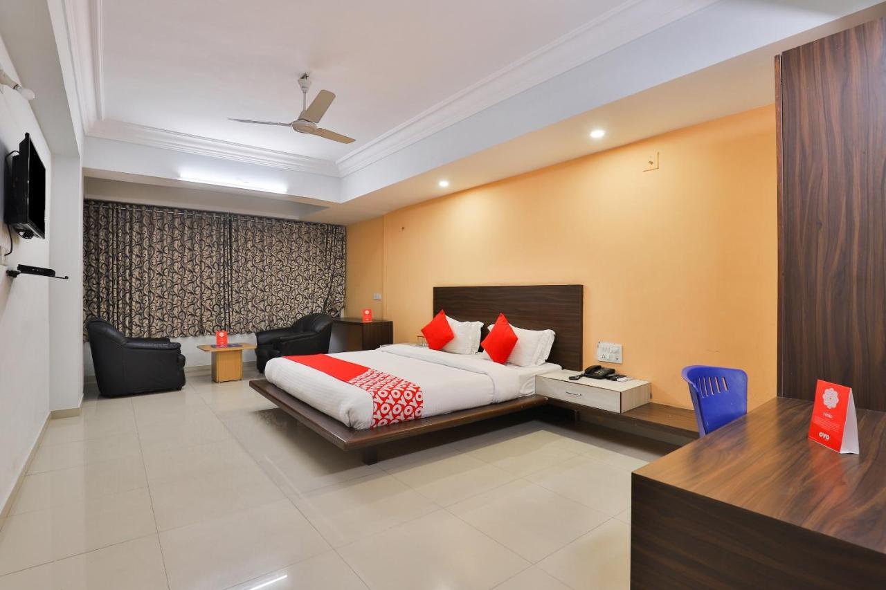 Infocity Club And Resort Gandhinagar Buitenkant foto