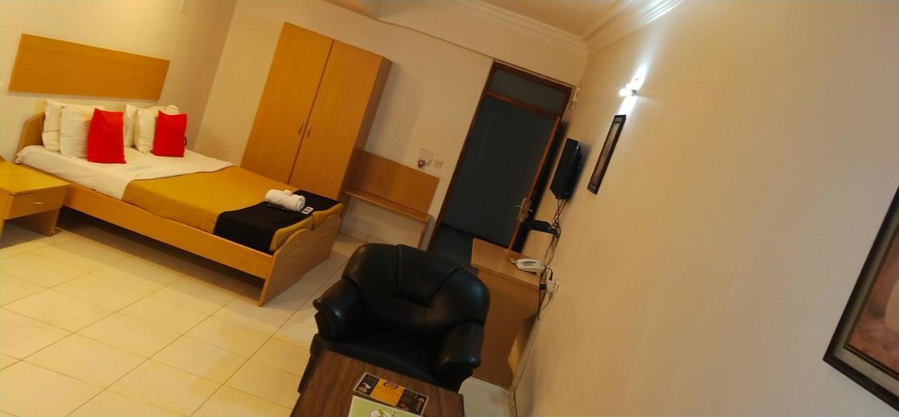 Infocity Club And Resort Gandhinagar Buitenkant foto
